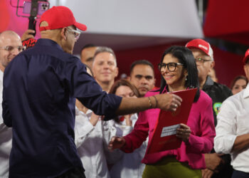 La presidenta encargada de Venezuela, Delcy Rodríguez (d), recibe un documento de su hermano y presidente del Parlamento, Jorge Rodríguez (i) este jueves, en Caracas (Venezuela). Rodríguez firmó la reforma de la Ley Orgánica de Hidrocarburos, luego de que recibiera de manos de su hermano Jorge Rodríguez el texto aprobado por unanimidad durante esta jornada. Foto: EFE/ Miguel Gutiérrez