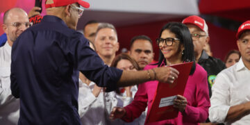 La presidenta encargada de Venezuela, Delcy Rodríguez (d), recibe un documento de su hermano y presidente del Parlamento, Jorge Rodríguez (i) este jueves, en Caracas (Venezuela). Rodríguez firmó la reforma de la Ley Orgánica de Hidrocarburos, luego de que recibiera de manos de su hermano Jorge Rodríguez el texto aprobado por unanimidad durante esta jornada. Foto: EFE/ Miguel Gutiérrez