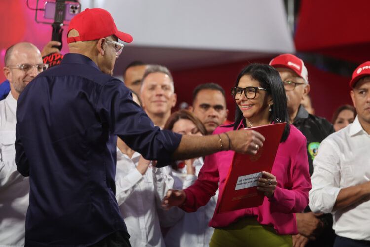 La presidenta encargada de Venezuela, Delcy Rodríguez (d), recibe un documento de su hermano y presidente del Parlamento, Jorge Rodríguez (i) este jueves, en Caracas (Venezuela). Rodríguez firmó la reforma de la Ley Orgánica de Hidrocarburos, luego de que recibiera de manos de su hermano Jorge Rodríguez el texto aprobado por unanimidad durante esta jornada. Foto: EFE/ Miguel Gutiérrez