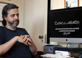 Miguel Coyula habla en una entrevista con EFE. Foto:  Ernesto Mastrascusa/EFE.