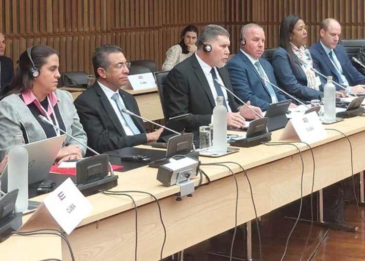 Parte de la delegación cubana a una reunión con el Club de París, en la capital francesa, el 21 de enero de 2026. Al centro, hablando, el vice primer ministro Oscar Pérez-Oliva. Foto: Prensa Latina.