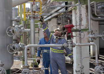 La refinería "Camilo Cienfuegos" de petróleo y sus derivados, ubicada en la ciudad de Cienfuegos fue uno de los pilares fundamentales en el proceso de cambio de la matriz energética del Caribe, bajo los acuerdos del ALBA y PetroCaribe, impulsados por Cuba y Venezuela. EFE/Ernesto Mastrascusa.