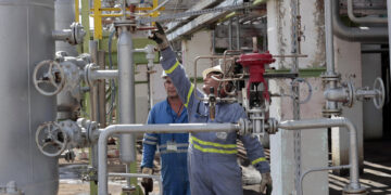 La refinería "Camilo Cienfuegos" de petróleo y sus derivados, ubicada en la ciudad de Cienfuegos fue uno de los pilares fundamentales en el proceso de cambio de la matriz energética del Caribe, bajo los acuerdos del ALBA y PetroCaribe, impulsados por Cuba y Venezuela. EFE/Ernesto Mastrascusa.