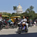 Personas pasean en moto cerca del Capitolio de La Habana este jueves, en La Habana. Foto: Ernesto Mastrascusa/EFE.