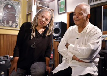 Los músicos Ele Valdés y Carlos Alfonso, fundadores del grupo cubano de rock-fusión Síntesis. Foto:  Ernesto Mastrascusa/EFE.