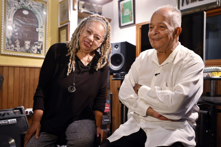 Los músicos Ele Valdés y Carlos Alfonso, fundadores del grupo cubano de rock-fusión Síntesis. Foto:  Ernesto Mastrascusa/EFE.