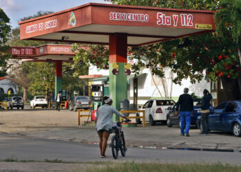 Vehículos haciendo fila en una gasolinera este miércoles, en La Habana. Foto: Ernesto Mastrascusa/ EFE.