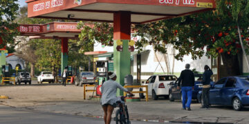 Vehículos haciendo fila en una gasolinera este miércoles, en La Habana. Foto: Ernesto Mastrascusa/ EFE.