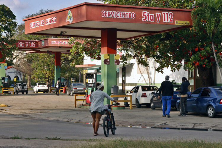 Vehículos haciendo fila en una gasolinera este miércoles, en La Habana. Foto: Ernesto Mastrascusa/ EFE.