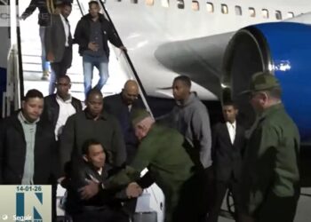 Llegada a La Habana de colaboradores cubanos heridos en Venezuela durante los ataques de EE.UU. Foto: Captura de pantalla del Canal Caribe.