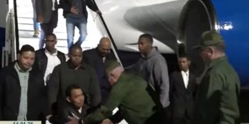 Llegada a La Habana de colaboradores cubanos heridos en Venezuela durante los ataques de EE.UU. Foto: Captura de pantalla del Canal Caribe.
