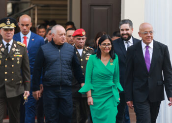 De izquierda a derecha, el ministro del Poder Popular para la Defensa de Venezuela, Vladimir Padrino López; el ministro del Interior, Justicia y Paz, Diosdado Cabello; la presidenta encargada de Venezuela, Delcy Rodríguez, y el presidente de la Asamblea Nacional, Jorge Rodríguez, el pasado lunes en Caracas. En segunda fila también sonriente Nicolás Ernesto Maduro Guerra, hijo del expresidente Nicolás Maduro. Foto: EFE/ Palacio de Miraflores.