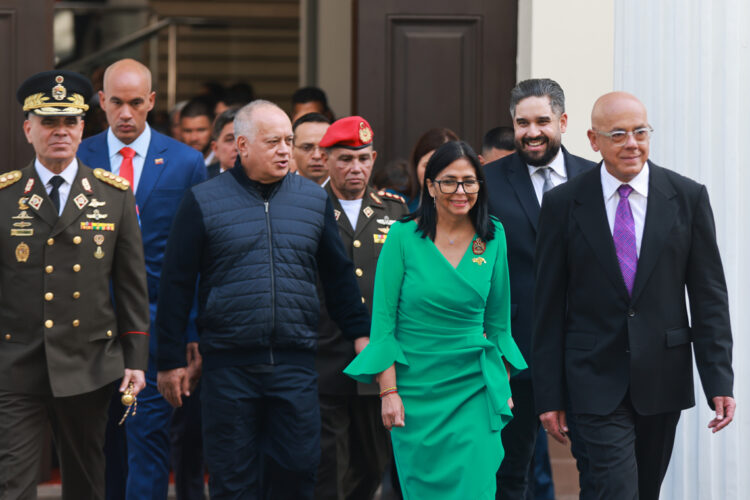 De izquierda a derecha, el ministro del Poder Popular para la Defensa de Venezuela, Vladimir Padrino López; el ministro del Interior, Justicia y Paz, Diosdado Cabello; la presidenta encargada de Venezuela, Delcy Rodríguez, y el presidente de la Asamblea Nacional, Jorge Rodríguez, el pasado lunes en Caracas. En segunda fila también sonriente Nicolás Ernesto Maduro Guerra, hijo del expresidente Nicolás Maduro. Foto: EFE/ Palacio de Miraflores.