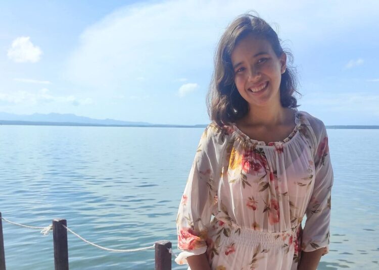 Dailene Dovale, en su primer viaje a Cienfuegos, su ciudad favorita de Cuba. Agosto 2022. Foto: Cortesía de la entrevistada.