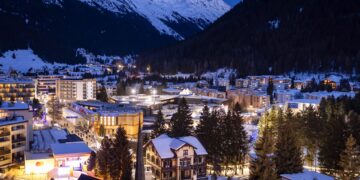 El centro de congresos durante la 56.ª reunión anual del Foro Económico Mundial (FEM) en Davos, Suiza. La reunión, bajo el lema "Un espíritu de diálogo", reúne a empresarios, científicos, líderes empresariales y políticos en Davos y se celebró del 19 al 23 de enero. Foto: EFE/EPA/MICHAEL BUHOLZER.