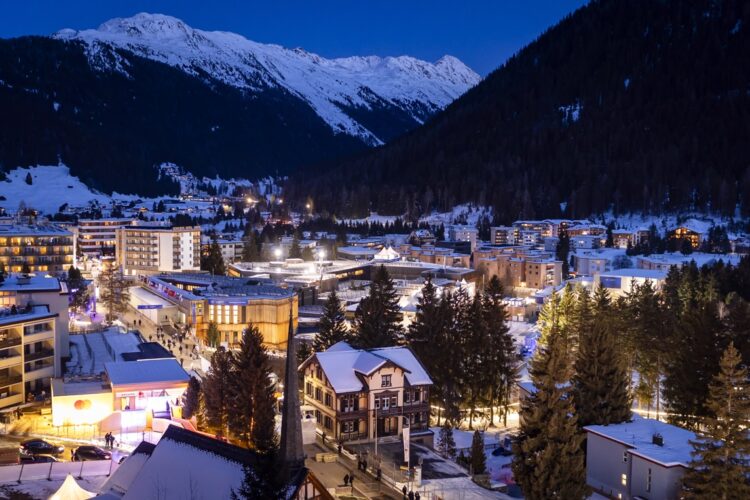 El centro de congresos durante la 56.ª reunión anual del Foro Económico Mundial (FEM) en Davos, Suiza. La reunión, bajo el lema "Un espíritu de diálogo", reúne a empresarios, científicos, líderes empresariales y políticos en Davos y se celebró del 19 al 23 de enero. Foto: EFE/EPA/MICHAEL BUHOLZER.