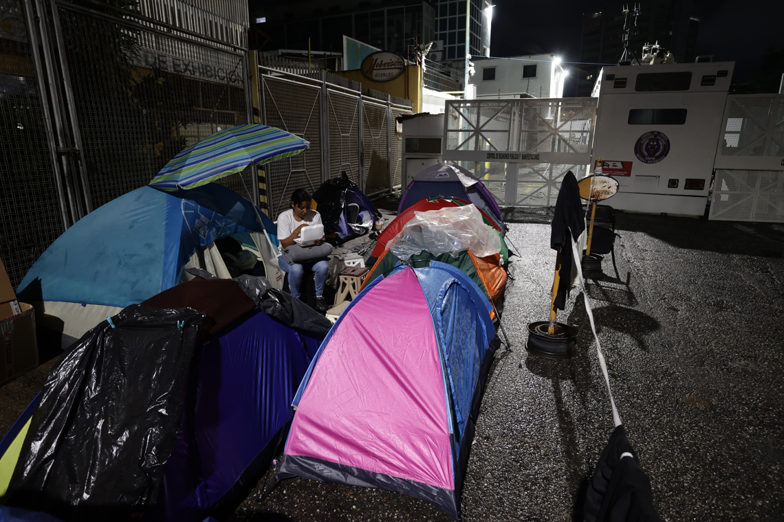 Familiares de presos políticos frente a la sede de la Policía Nacional Bolivariana, en Caracas. Foto: Ronald Peña R / EFE.