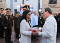 Fotografía difundida por el Palacio de Miraflores de la presidenta encargada de Venezuela, Delcy Rodríguez (i), y el canciller de Cuba, Bruno Rodríguez, durante un homenaje a los caídos en el ataque estadounidense del 3 de enero de 2026. Foto: Palacio de Miraflores / EFE.