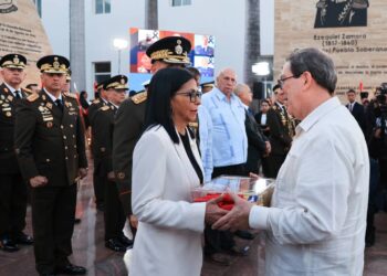 Fotografía difundida por el Palacio de Miraflores de la presidenta encargada de Venezuela, Delcy Rodríguez (i), y el canciller de Cuba Bruno Rodríguez durante un homenaje a los caídos en el ataque estadounidense del 3 de enero de 2026. Foto: Palacio de Miraflores / EFE.