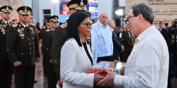 Fotografía difundida por el Palacio de Miraflores de la presidenta encargada de Venezuela, Delcy Rodríguez (i), y el canciller de Cuba Bruno Rodríguez durante un homenaje a los caídos en el ataque estadounidense del 3 de enero de 2026. Foto: Palacio de Miraflores / EFE.