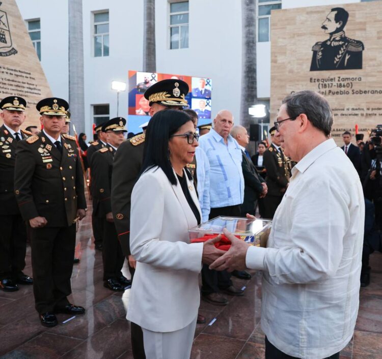 Fotografía difundida por el Palacio de Miraflores de la presidenta encargada de Venezuela, Delcy Rodríguez (i), y el canciller de Cuba Bruno Rodríguez durante un homenaje a los caídos en el ataque estadounidense del 3 de enero de 2026. Foto: Palacio de Miraflores / EFE.