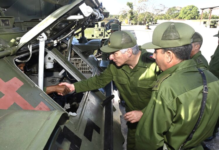 Ejercicios de preparación militar. Foto: Presidencia de Cuba.