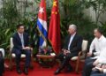 El presidente de Cuba, Miguel Díaz-Canel, conversa con el embajador de China, Hua Xin, durante un encuentro en La Habana, en el que se anunció una nueva ayuda de Pekín a la isla. Foto: Tomada del perfil en X de la Presidencia cubana.