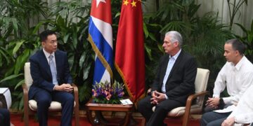 El presidente de Cuba, Miguel Díaz-Canel, conversa con el embajador de China, Hua Xin, durante un encuentro en La Habana, en el que se anunció una nueva ayuda de Pekín a la isla. Foto: Tomada del perfil en X de la Presidencia cubana.