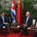 El presidente de Cuba, Miguel Díaz-Canel, conversa con el embajador de China, Hua Xin, durante un encuentro en La Habana, en el que se anunció una nueva ayuda de Pekín a la isla. Foto: Tomada del perfil en X de la Presidencia cubana.