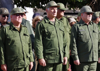 El presidente cubano Miguel Diaz-Canel (c), junto al Ministro de las Fuerzas Armadas Revolucionarias (FAR), Alvaro López Miera (i) y el Ministro del Interior, Lázaro Alberto Álvarez Casas, durante el homenaje en La Habana a los militares cubanos muertos durante el ataque de Estados Unidos a Venezuela. Foto: Ernesto Mastrascusa / EFE.