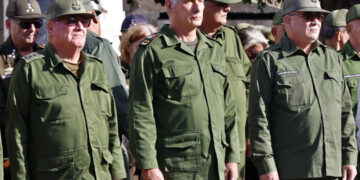 El presidente cubano Miguel Diaz-Canel (c), junto al Ministro de las Fuerzas Armadas Revolucionarias (FAR), Alvaro López Miera (i) y el Ministro del Interior, Lázaro Alberto Álvarez Casas, durante el homenaje en La Habana a los militares cubanos muertos durante el ataque de Estados Unidos a Venezuela. Foto: Ernesto Mastrascusa / EFE.