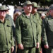 El presidente cubano Miguel Diaz-Canel (c), junto al Ministro de las Fuerzas Armadas Revolucionarias (FAR), Alvaro López Miera (i) y el Ministro del Interior, Lázaro Alberto Álvarez Casas, durante el homenaje en La Habana a los militares cubanos muertos durante el ataque de Estados Unidos a Venezuela. Foto: Ernesto Mastrascusa / EFE.