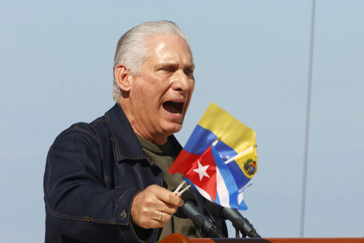 Diaz-Canel habla durante un acto celebrado en la Tribuna Antimperialista a favor de Venezuela. Foto: Ernesto Mastrascusa/EFE.
