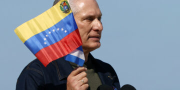 Díaz-Canel durante un acto celebrado en la Tribuna Antimperialista a favor de Venezuela este sábado, en La Habana. Foto: EFE/ Ernesto Mastrascusa.