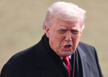 Donald Trump habla con periodistas este martes en la Casa Blanca en Washington. Foto: EFE/ Octavio Guzmán.