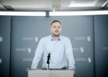 El primer ministro de Groenlandia, Jens-Frederik Nielsen, ofrece una rueda de prensa en Nuuk, Groenlandia, el 5 de enero de 2026. Foto: EFE/EPA/OSCAR SCOTT CARL DINAMARCA FUERAEFE/EPA/OSCAR SCOTT CARL DENMARK OUT