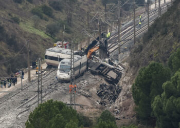 Restos del Alvia siniestrado en la colisión con un Iryo el pasado domingo. Foto: Foto: J.J. Guillen/EFE.