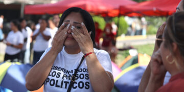 Amigas de Carla Da Silva, presa política, reciben la noticia de su liberación este domingo, a la afueras de la cárcel El Rodeo I en Zamora, estado de Miranda. Foto: Miguel Gutiérrez/EFE