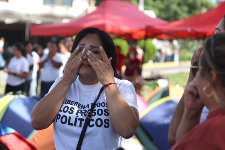Amigas de Carla Da Silva, presa política, reciben la noticia de su liberación este domingo, a la afueras de la cárcel El Rodeo I en Zamora, estado de Miranda. Foto: Miguel Gutiérrez/EFE