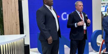 Mijaín López junto al ministro cubano de turismo, Juan Carlos García Granda. Foto: Prensa Latina (PL)