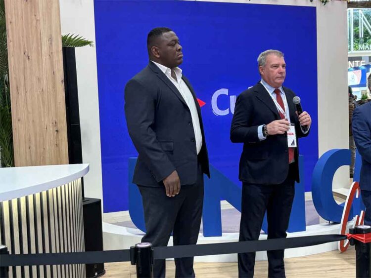 Mijaín López junto al ministro cubano de turismo, Juan Carlos García Granda. Foto: Prensa Latina (PL)