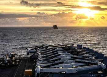 Buque de carga seca clase Lewis y Clark, USNS Robert E. Peary (T-AKE 5), se reúne con el USS Iwo Jima (LHD 7) para un reabastecimiento en alta mar durante su navegación en el mar Caribe. Foto: USS Iwo Jima LHD 7, perfil en Facebook.
