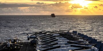 Buque de carga seca clase Lewis y Clark, USNS Robert E. Peary (T-AKE 5), se reúne con el USS Iwo Jima (LHD 7) para un reabastecimiento en alta mar durante su navegación en el mar Caribe. Foto: USS Iwo Jima LHD 7, perfil en Facebook.