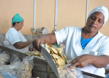 Producción de galletas en Granma. Foto: Rafael Martínez Arias / La Demajagua / Archivo.