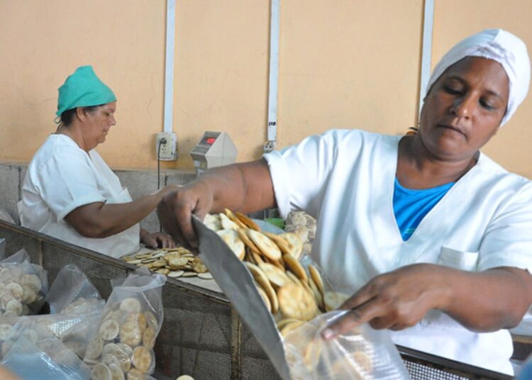 Producción de galletas en Granma. Foto: Rafael Martínez Arias / La Demajagua / Archivo.