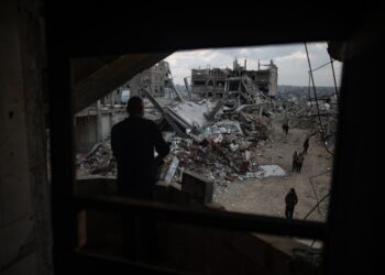 Un palestino repara su casa su casa destruida por la guerra en Gaza, usando barro como alternativa al cemento, en la ciudad de Khan Younis, la sur de la franja. Foto: Haitham Imad / EFE / EPA.