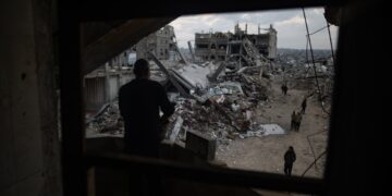 Un palestino repara su casa su casa destruida por la guerra en Gaza, usando barro como alternativa al cemento, en la ciudad de Khan Younis, la sur de la franja. Foto: Haitham Imad / EFE / EPA.