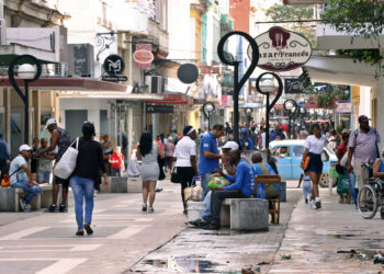Personas en un boulevard de La Habana. Foto: Ernesto Mastrascusa/EFE.