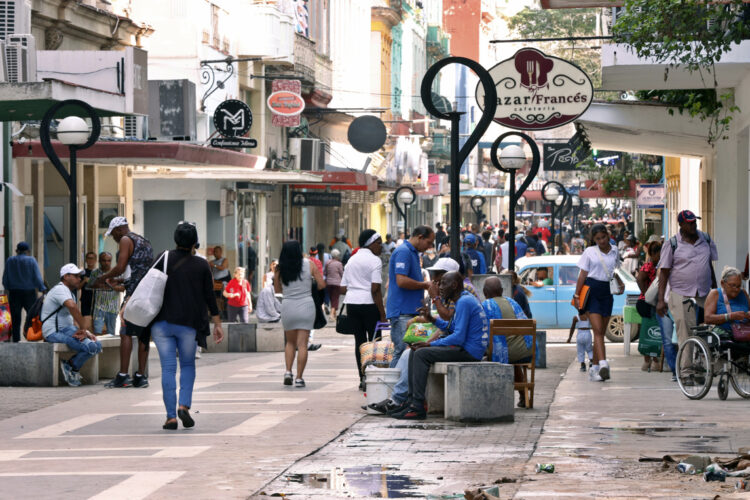 Personas en un boulevard de La Habana. Foto: Ernesto Mastrascusa/EFE.