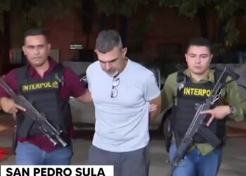 Jorge Marcelo Manso González escoltado por fuerzas policiales. Captura de video, TSiHonduras.